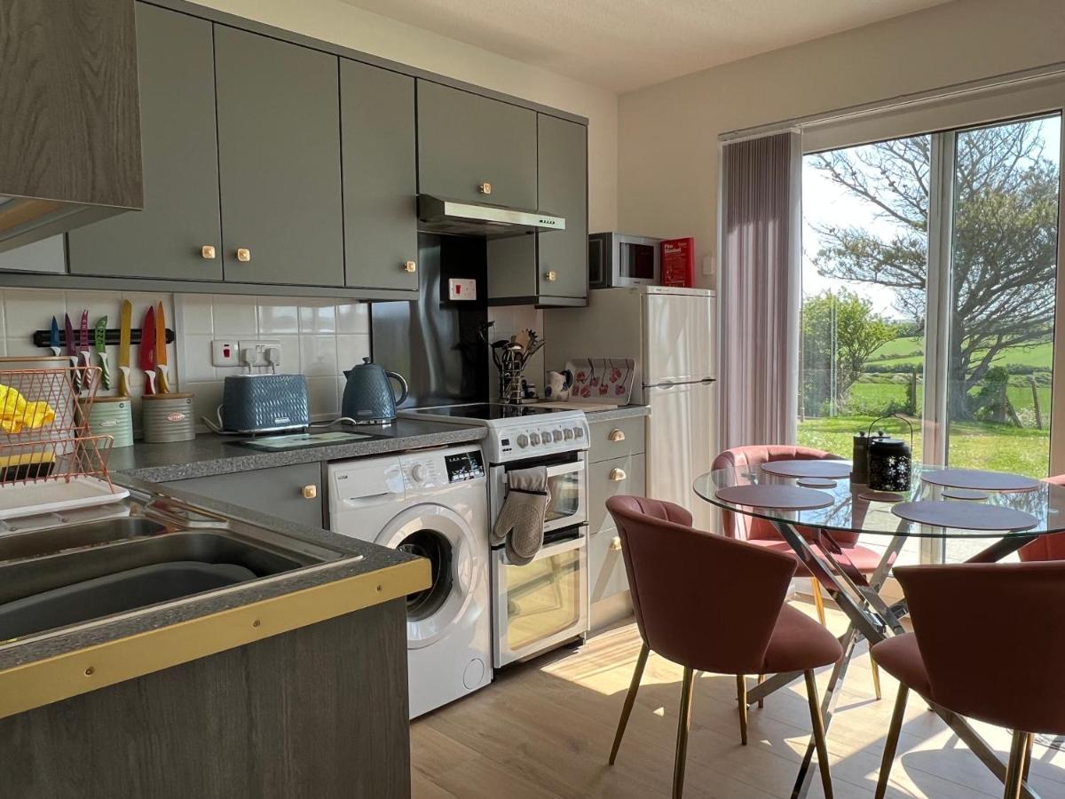 Valley View Self-Catering Coastal Bungalow In Rural West Wight フレッシュウォーター エクステリア 写真