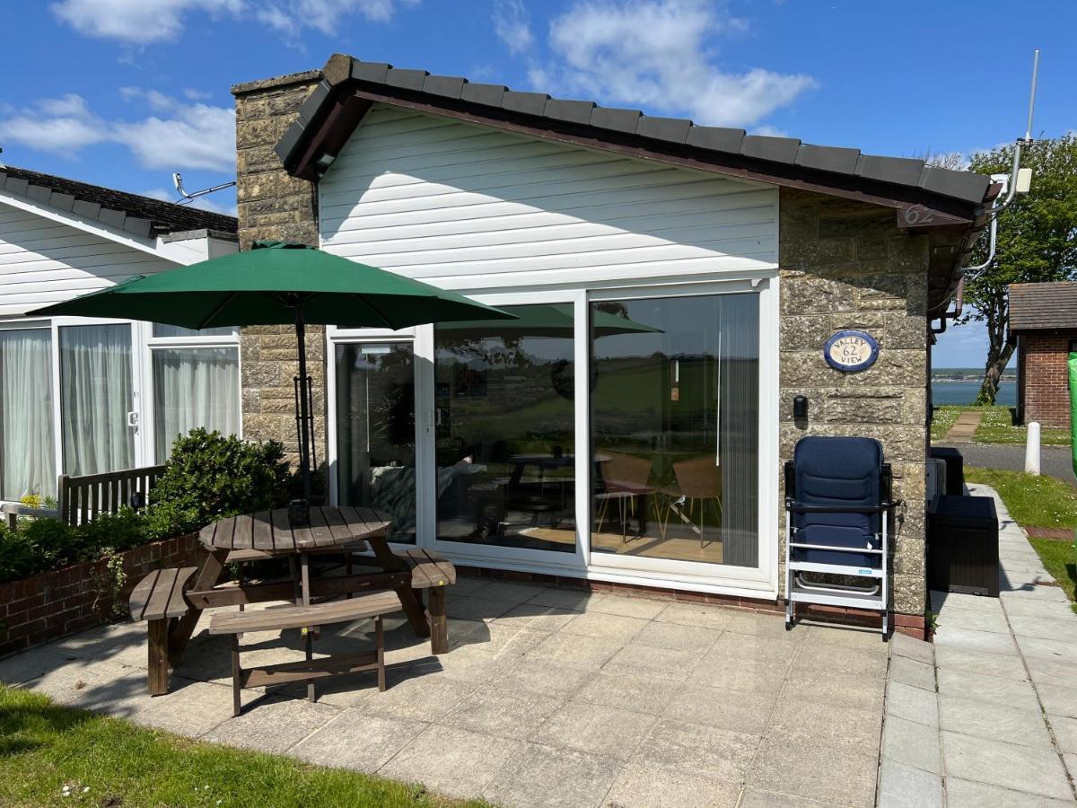 Valley View Self-Catering Coastal Bungalow In Rural West Wight フレッシュウォーター エクステリア 写真
