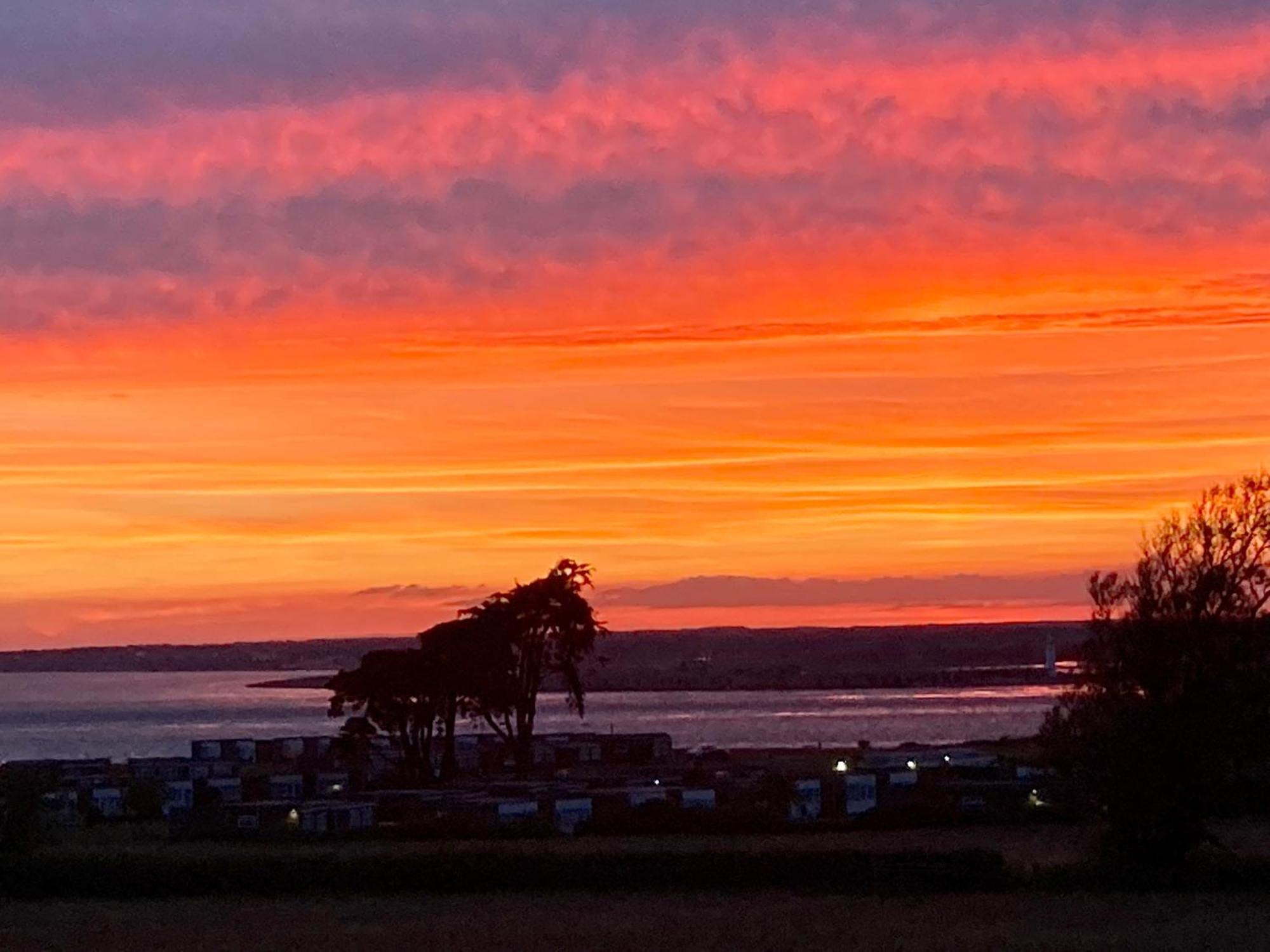 Valley View Self-Catering Coastal Bungalow In Rural West Wight フレッシュウォーター エクステリア 写真